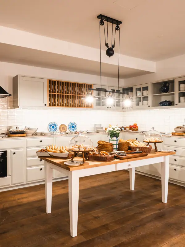 Een keuken met een tafel met eten erop.