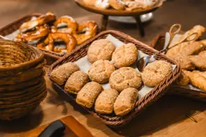Broodmandjes ontbijt HENRI Hotel Garmisch-Partenkirchen Verschillende broodmandjes op het ontbijtbuffet in het HENRI Hotel Garmisch-Partenkirchen.