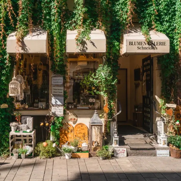 Gevel van een winkel met planten die aan de zijkant groeien