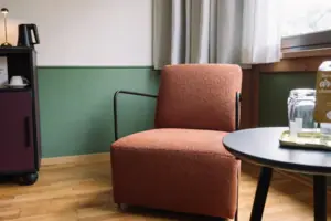 Stz-gebied in HENRI Garmisch-Partenkirchen Een fauteuil in een kamer.