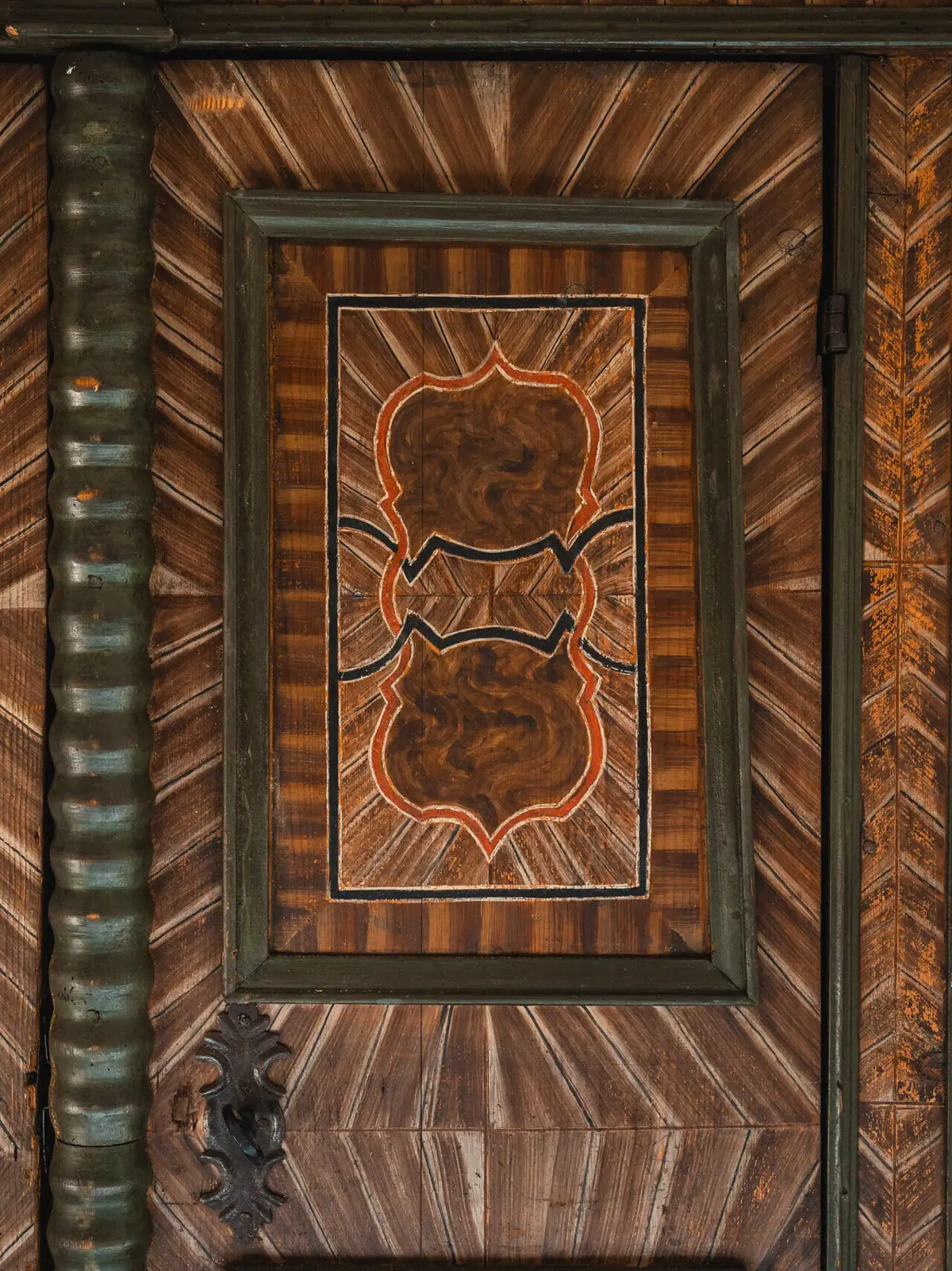 Deur met houtdecor Houten deur met artistiek ontwerp en symmetrische patronen.