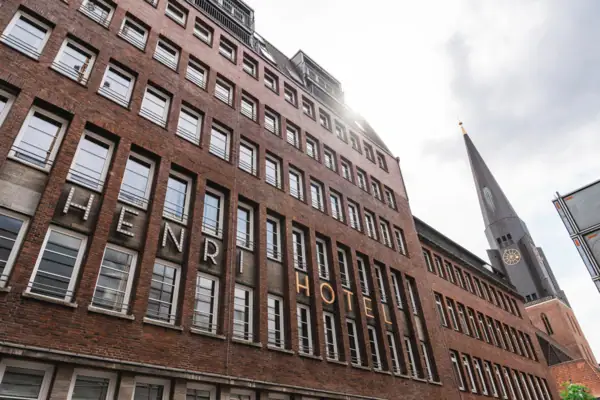 Bakstenen gevel van Hotel HENRI Hamburg