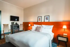 Bed Bed met wit plafond en rood hoofdeinde