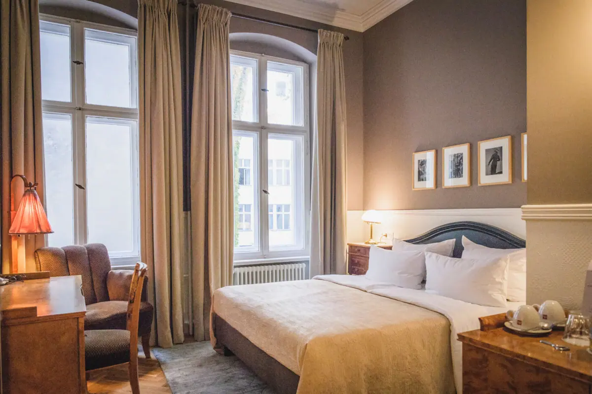 Een slaapkamer met een bed en stoelen.