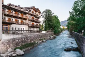 Een rivier met een gebouw en bomen.