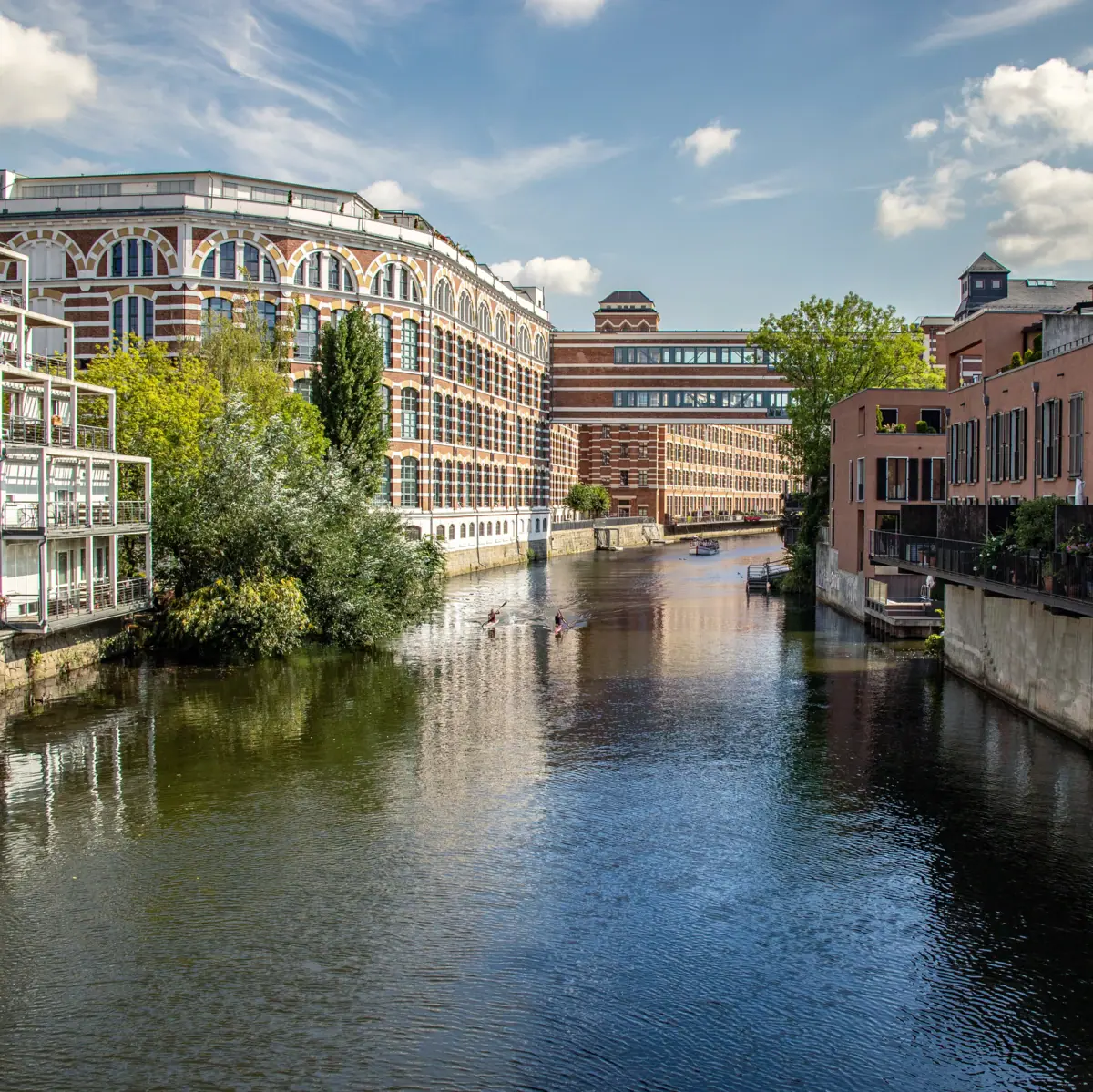 Trendy wijk Schleussig met de rivier de Elster en contrasterende architectuur