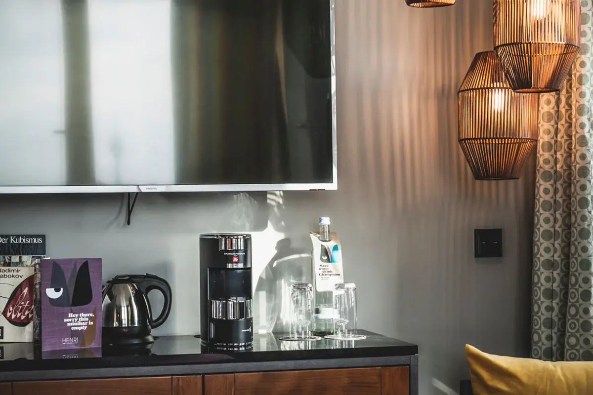 Een televisie aan de muur.