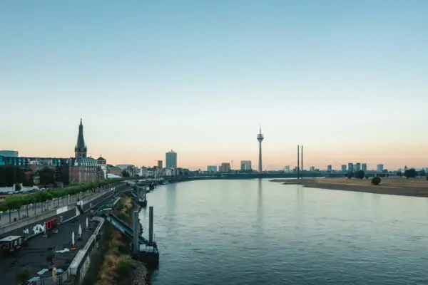 Skyline Düsseldorf Rivier met brug en stad op de achtergrond