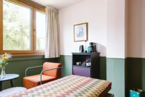 Een bar op de kamer met koffie- en theestation in de kamer van het HENRI Hotel Garmisch-Partenkirchen.