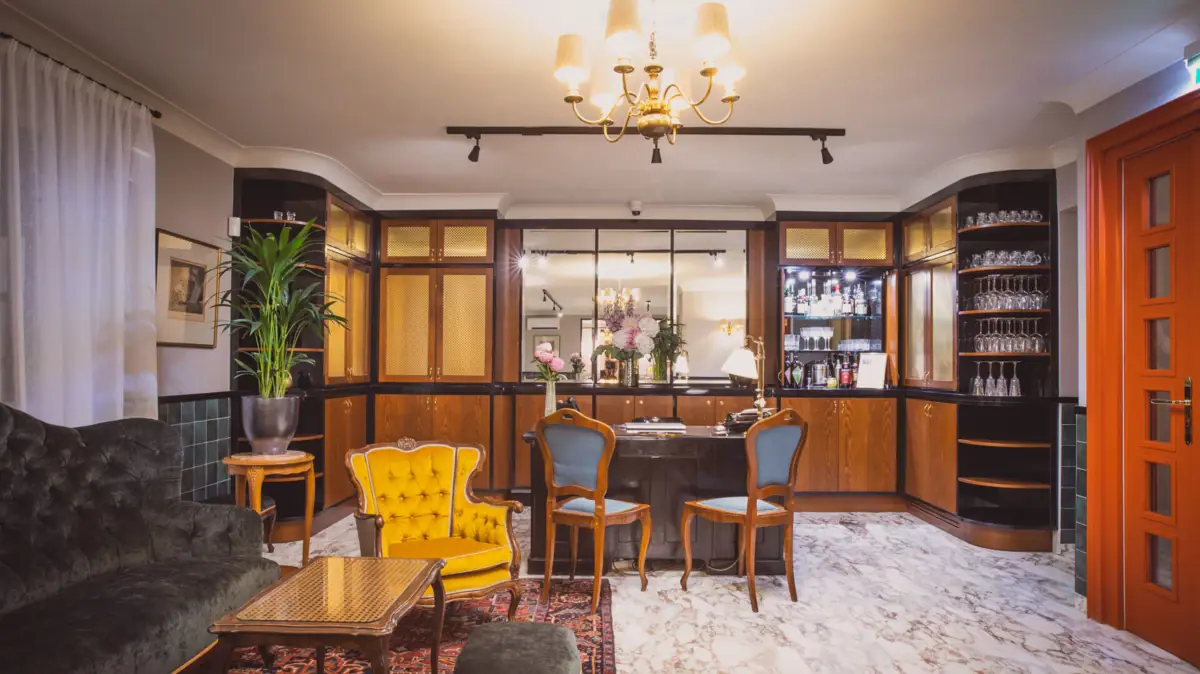 Lounge Een kamer met een tafel en stoelen.