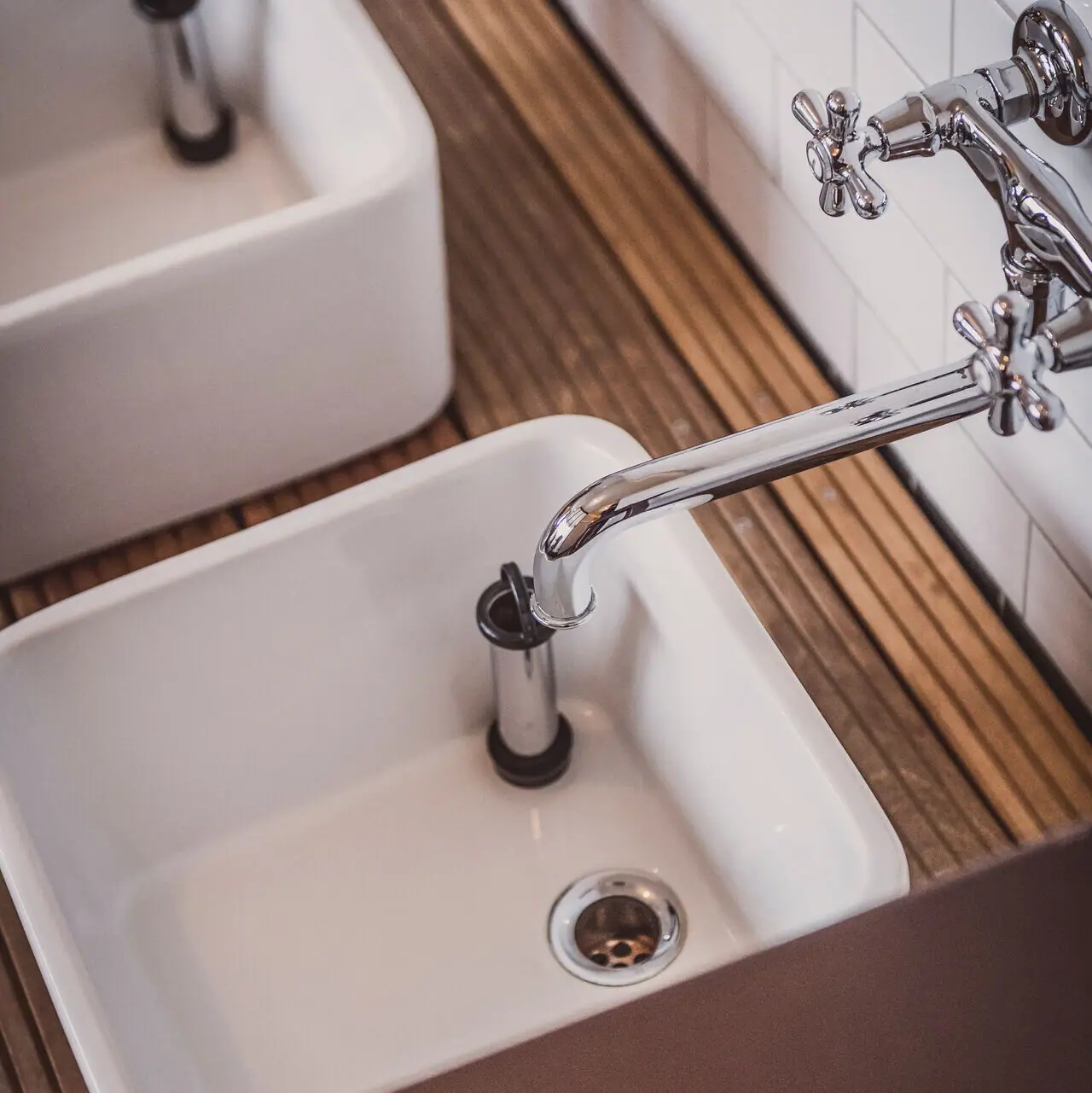 Voetbad en kraan in de wellnessruimte.