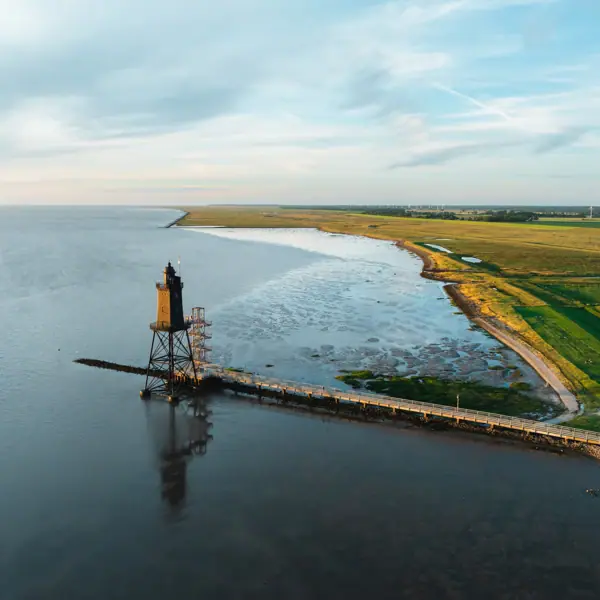 Drone-opname van de vuurtoren van Obereversand in Cuxhaven