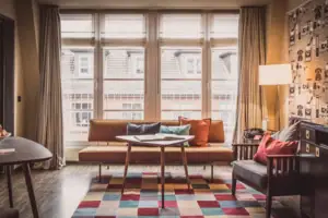 Woonkamer met een bank en een tafel.