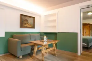 Suite Bank en salontafel in één ruimte.