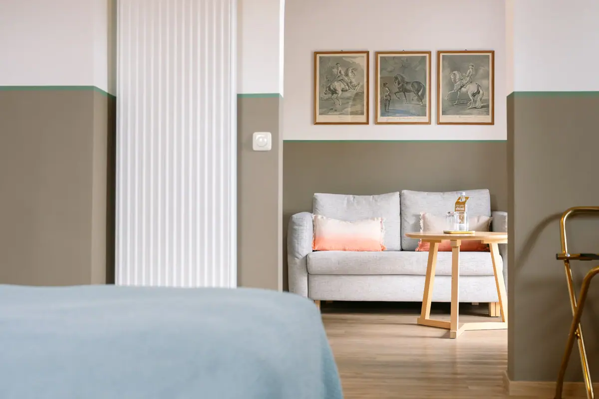 Een kamer met een bank en een tafel.