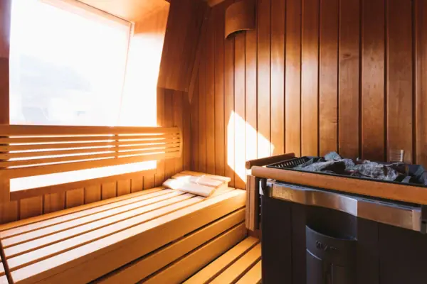 Sauna met whirlpool en raam