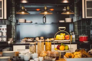 Een schaal op tafel.