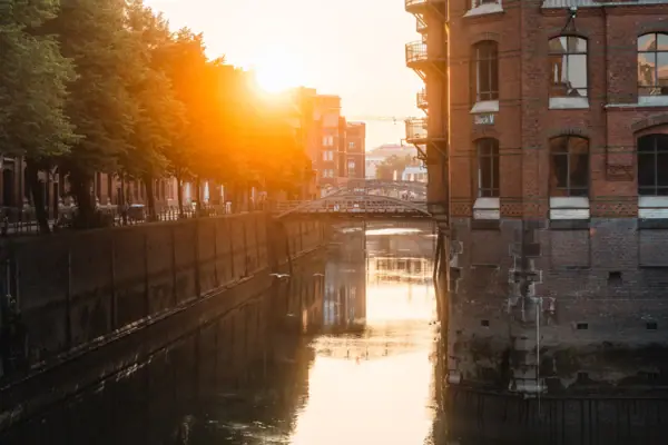 Een stad bij zonsondergang