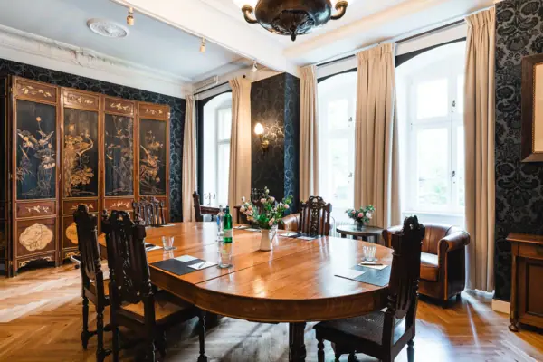 Ovale tafel met houten stoelen met hoge rugleuning