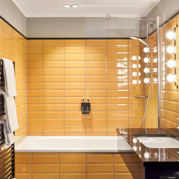 Een badkamer met bad en wastafel.