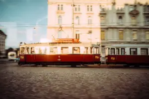 Rood-witte tram op een weg.