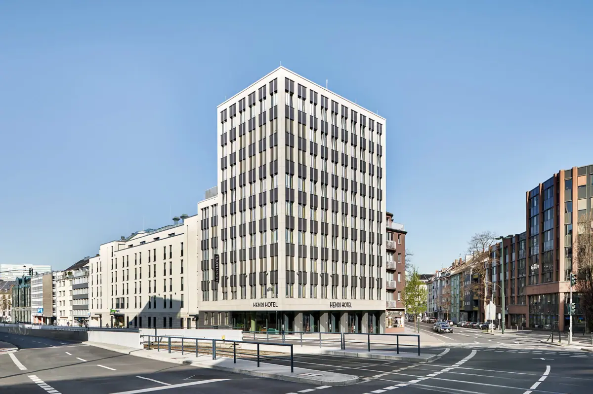 HENRI Huis Düsseldorf Groot gebouw met veel ramen en moderne architectuur.
