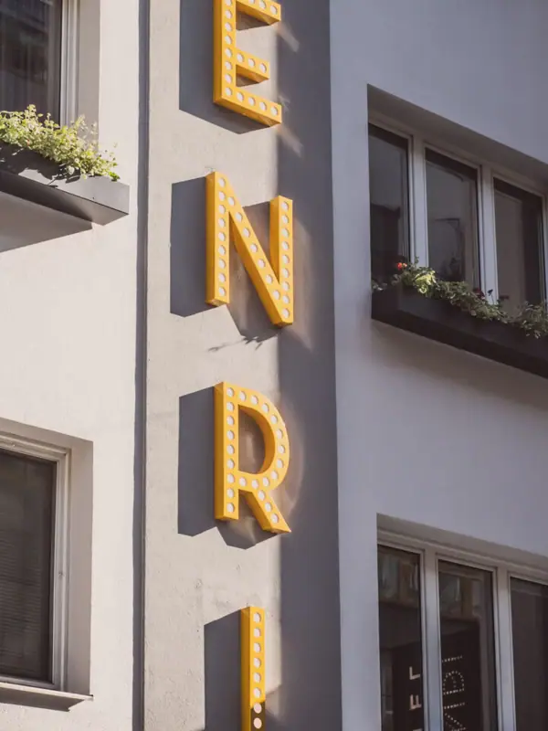 Gevel Een gebouw met een uithangbord aan de zijkant.