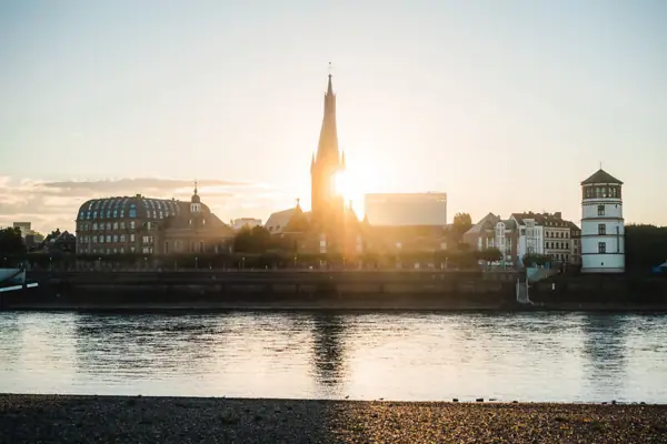 Wateroppervlak met gebouwen en een toren op de achtergrond.