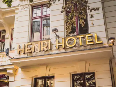 Verlichte belettering Henri Hotel Berlin overdag