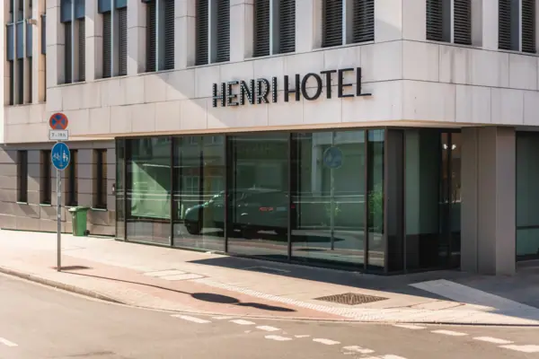 HENRI Düsseldorf Gebouw met glazen ramen