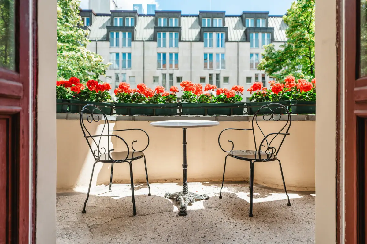 Een tafel en stoelen op een terras.