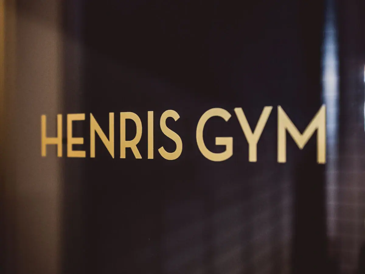 Opschrift HENRIS Gym Opschrift HENRIS Gym