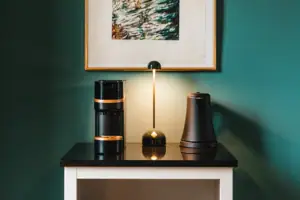 Koffie- en theestation Een ingelijste foto aan de muur.