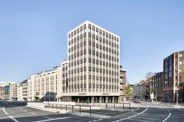 Groot gebouw met veel ramen in een stedelijke omgeving.