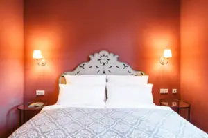 Bed Een bed met kussens en een wandlamp.