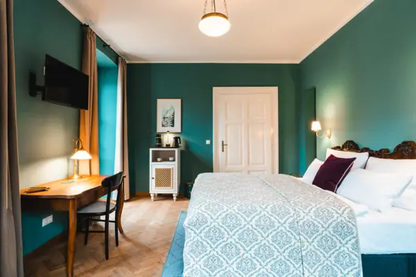 Slaapkamer Een slaapkamer met een bureau en een bed.