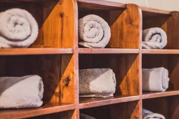 Houten plank met opgerolde witte handdoeken