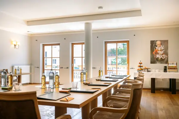 Een kamer met een tafel en stoelen.