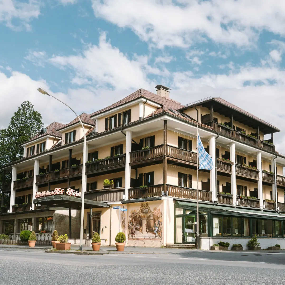 HENRI Garmisch-Partenkirchen Een gebouw met veel balkons en een vlag.
