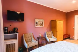 Kamer Een kamer met een bed, twee stoelen en een stijlvolle inrichting.