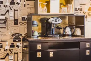 Koffiezetapparaat op een toonbank