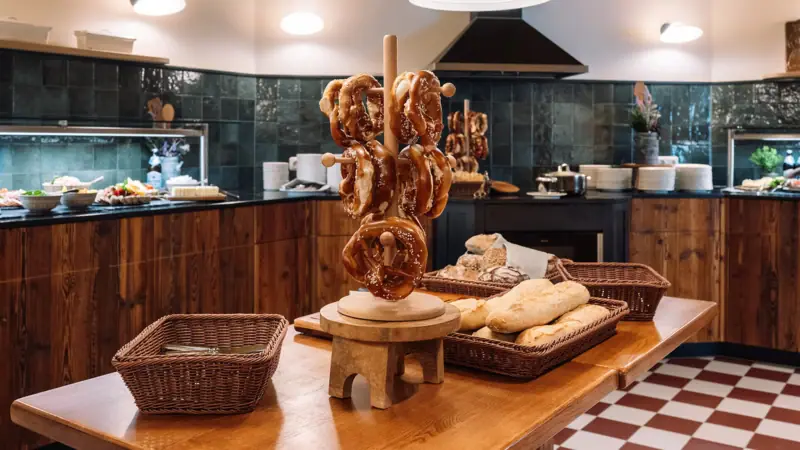 Een pretzel op een tafel.