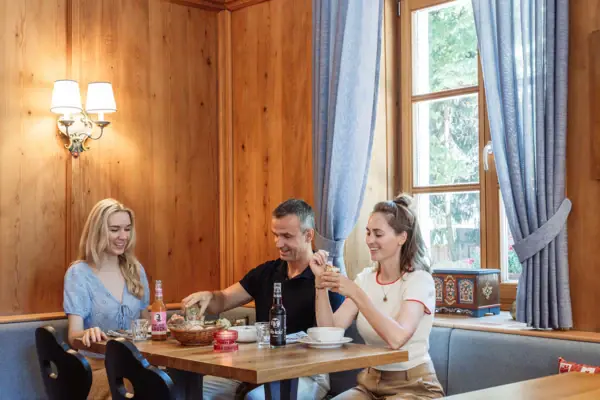 Een groep mensen zit aan een tafel.