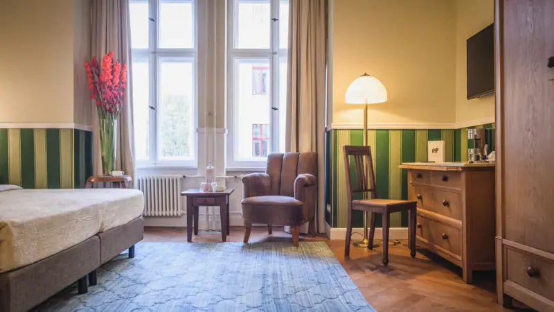 Kamer uitzicht bed houten meubels