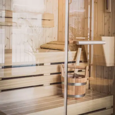 Houten emmer in een sauna