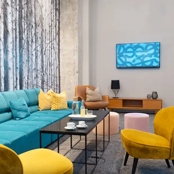 Een kamer met een bank en een salontafel.