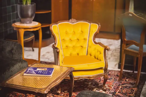Een gele stoel en tafel in één ruimte.