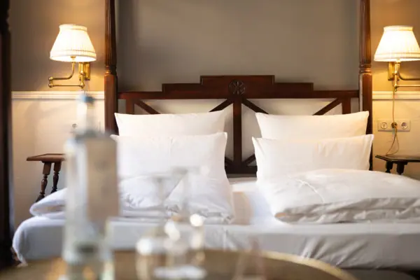 De prachtige barokke gevel en koepel van paleis Charlottenburg in Berlijn in de felle zon.