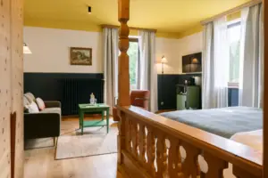 HENRI GAP-salon met balkon Kamer met bed en bank