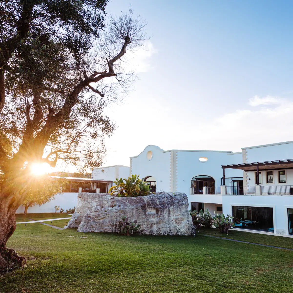 Welkom Hotel Een gebouw met een grote rots ervoor.